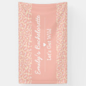 Laten we Wild Fun Cheetah Pink Bachelorette Party Spandoek (Verticaal)