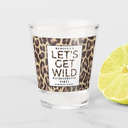 Laten we Wilde Cheetah Bachelorette Party halen Shot Glas (Voorkant)