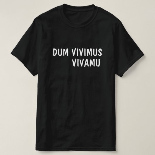Latijn:Dum Vivimus, Vivamus T-shirt (Design voorkant)