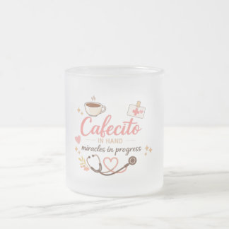 Latina-verpleegster mok Cafecito in de hand Mirake