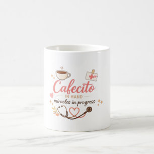 Latina-verpleegster mok Cafecito in de hand Mirake