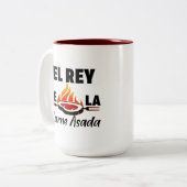 Latino Dad El Rey de la Carne Asada Tweekleurige Koffiemok (Voorkant links)