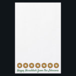 Latkes Happy Hanukkah Chanukah Joodse Feestdagen Briefpapier<br><div class="desc">De bakkerij is voorzien van een originele markeerteken ter illustratie van de heerlijke pannenkoeken van de aardappel die met zure crème zijn getopt. Ideaal voor het verzenden van de jaarlijkse Hanukkah-brief! Deze illustratie van Chanoeka is ook beschikbaar op andere producten. Zie je niet wat je zoekt? Hulp nodig bij aanpassingen?...</div>