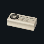 Latkes Happy Hanukkah Chanukah Joodse Feestdagen Rubberstempel<br><div class="desc">Het ontwerp bevat een originele markeringsteken van een heerlijke, platte aardappelpannenkoek die is voorzien van een zure crème, een nietje in de joodse vakantiekuisine. Ideaal voor Hanukkah-feesten! Pas je aan met je informatie. Dit Chanoekapenontwerp is ook beschikbaar op andere producten. Er zijn ook veel extra design beschikbaar in deze winkel!...</div>
