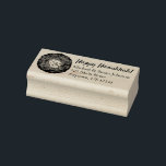 Latkes Happy Hanukkah Chanukah Joodse Feestdagen Rubberstempel<br><div class="desc">Het ontwerp bevat een originele markeringsteken van een heerlijke, platte aardappelpannenkoek die is voorzien van een zure crème, een nietje in de joodse vakantiekuisine. Ideaal voor Hanukkah-feesten! Pas je aan met je informatie. Dit Chanoekapenontwerp is ook beschikbaar op andere producten. Er zijn ook veel extra design beschikbaar in deze winkel!...</div>