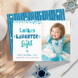 Latkes lachen licht Chanoeka foto leuk modern Feestdagenkaart<br><div class="desc">"Latkes, lachen en licht." Fun, knappe handgemaakte typografie samen met een willekeurige ster van David-patroon in dusty blauw, turquoise en blauwgroen op een witte achtergrond, samen met de foto van uw keuze, help je in Hanukkah te werken. Handgetrokken witte lijnen en een willekeurige sterren van David patroonbekleding een blauwgroen achtergrond...</div>