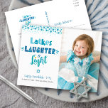 Latkes Laughter Light Modern Fun Hanukkah Foto Feestdagenkaart<br><div class="desc">"Latkes, lachen & licht." Leuke, grillige handgemaakte typografie, samen met een willekeurig davidster-patroon in stoffig blauw, turquoise en blauwgroen op een witte achtergrond, samen met de foto van uw keuze, helpen u Chanoeka in te luiden. Voel de warmte en vreugde van het vakantieseizoen wanneer u dit prachtige, kleurrijke, gepersonaliseerde Chanoeka...</div>