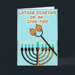 Latkes Roasting op een Open Vuur... Feestdagen Kaart<br><div class="desc">Een grappige kijk op het klassieke kerstlied. Latkes,  die lekkere aardappelpannenkoeken,  worden geroosterd boven het "Open Vuur" van de Chanoeka menorah. De binnenkant zegt "Got Sour Cream?",  de perfecte begeleiding naast appelmoes.</div>