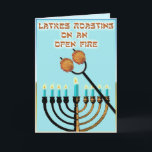 Latkes Roasting op een open vuur... Feestdagen Kaart<br><div class="desc">Een grappige kijk op het klassieke kerstlied. Latkes,  die lekkere aardappelpannenkoeken,  worden geroosterd boven het "Open Vuur" van de Chanoeka menorah. De binnenkant zegt "Got Sour Cream?",  de perfecte begeleiding naast appelmoes.</div>