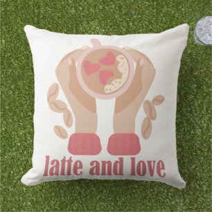Latte en liefdesbeker, handen en koffie buitenkussen