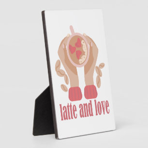 Latte en liefdesbeker, handen en koffie fotoplaat