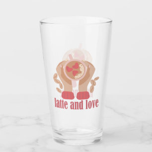 Latte en liefdesbeker, handen en koffie glas