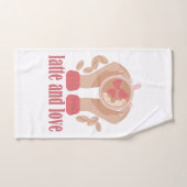 Latte en liefdesbeker, handen en koffie handdoek (Handdoek)