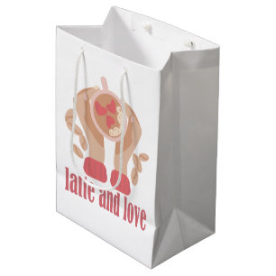 Latte en liefdesbeker, handen en koffie medium cadeauzakje
