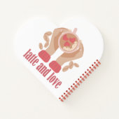 Latte en liefdesbeker, handen en koffie notitieboek (Achterkant)