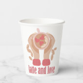 Latte en liefdesbeker, handen en koffie papieren bekers (Achterkant)