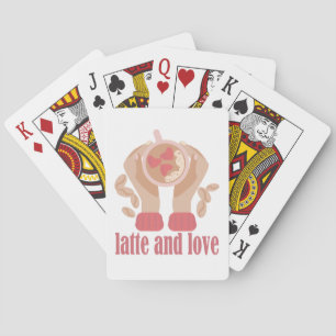 Latte en liefdesbeker, handen en koffie pokerkaarten