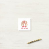 Latte en liefdesbeker, handen en koffie post-it® notes (Op bureau)