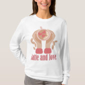 Latte en liefdesbeker, handen en koffie quote T-Sh T-shirt (Voorkant)