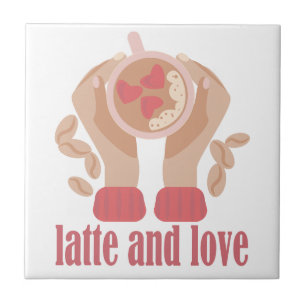 Latte en liefdesbeker, handen en koffie tegeltje