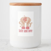 Latte en liefdesbeker, handen en koffie voedselcontainer etiket (Voorkant)