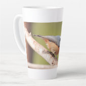 Latte mok met afbeelding van rode borst Nuthatch (Linkerhoek)