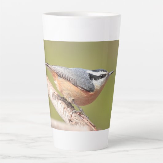 Latte mok met afbeelding van rode borst Nuthatch (Voorkant)