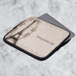Latte Paris Grunge-laptophoes Laptop Sleeve<br><div class="desc">Bescherm uw laptop onderweg met dit aantrekkelijke sleeve met de Eiffeltoren tegen een grijze achtergrond en poststempel in het latte bruin. Met  tekst kunt u lettertypen wijzigen,  tekstkleuren en -grootten wijzigen zoals u wilt. Personaliseer je voor jezelf of maak een geweldig cadeau.</div>