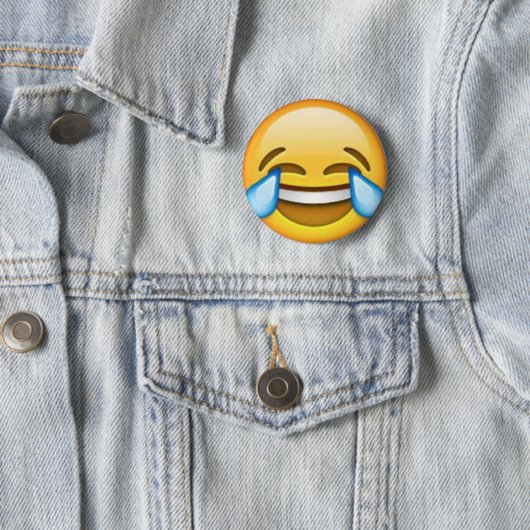 Laughing emoji pin ronde button 5,7 cm (In situ)