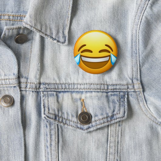 Laughing emoji pin ronde button 5,7 cm (In situ)