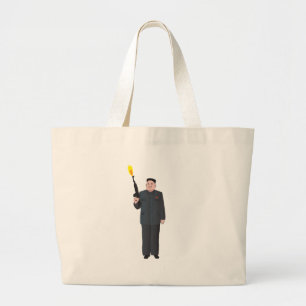 Laughing Kim Jong-un vuurt een pistool in de lucht Grote Tote Bag