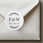 Laurel Branch Monogram Wedding Favor Ronde Sticker<br><div class="desc">Aangepast ontworpen bruiloft begunstigt sticker/label met een stijlvol vormgeving met handgetekende luxe. Personaliseer je met bruid- en bruidegom-/koppels initialen en trouwdatum.</div>