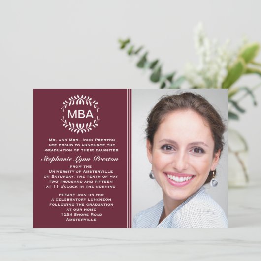 Laurel Branches Maroon Foto Afstuderen Uitnodiging (Staand voorkant)
