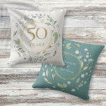 Laurel Garland Faux Gold 50 bruiloft Jubileum Kussen<br><div class="desc">Ontworpen om te coördineren met onze Laurel garland gouden bruiloft collectie. Een decoratieve laurelgarland omcirkelt een faux gouden folie grens met een tekst van 50 jaar ter gelegenheid van het verjaardagsbestaan. Op de achterzijde staan de namen van de gehuwde echtgenoten in een passende florale en faux goudfolie tuin. Ontworpen door:...</div>