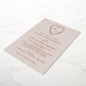 Laurel Leaf Heart Wreath Wedding Monogram Folie Uitnodiging (Gedraaid)