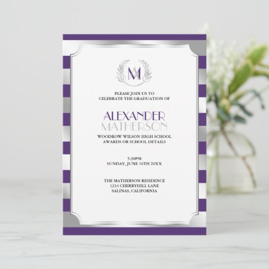 Laurel Monogrammed Paars en Silver Afstuderen Kaart (Staand voorkant)