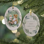 Laurel Wreath | Kerstmis met foto en onderschrift Keramisch Ornament<br><div class="desc">Elegant dubbelzijdig foto-ornament lijsten een favoriete foto met een ovaalvormige groef van groene waterverf laurelbladeren op een lichte houten achtergrond. Pas de achterzijde aan met uw aangepaste titel (weergegeven met "[naam] eerste Kerstmis" en het jaar. Ideaal voor het eerste kerstfeest van de baby, voor het eerst gehuwd kerstfeest, of om...</div>