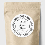 Laurel Wreath Let Love Brew Wedding Favor Ronde Sticker<br><div class="desc">Aangepast ontworpen bruiloft begunstigt ronde stickers/labels met "Let Love Brew" omringd in handgetekende laurellepel. Personaliseer u met bruid- en bruinnamen en bruidenamen en trouwdatums voor een aanraking van stijl op trouwkoffiebonen/bonen of theebonen en cadeautjes.</div>