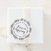 Laurel Wreath Love is Brewing Wedding Round Bedankjes Labels (In situ)