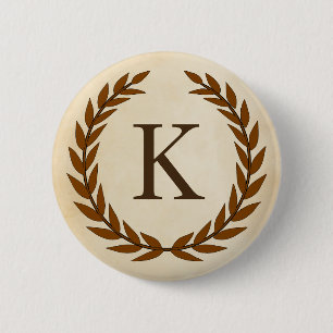 Laurel Wreath op Initiaal K van Parchment Monogram Ronde Button 5,7 Cm