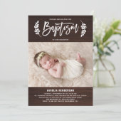 Laurel Wreath Rustic Wood Foto Baptisme Invitation Kaart (Staand voorkant)