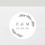 Laurel Wreath Wedding Monogram Ronde Sticker<br><div class="desc">Aangepast ontworpen cirkelvormig monogrammed-labels/stickers met elegante,  met de hand getrokken laurierspier. Personaliseer de initialen/monogram en trouwdatum van het paar/bruid en bruom. Deze moderne en elegante stickers/etiketten zijn perfect voor het toevoegen van een aanraking van stijl aan trouwenveloppen,  uitnodigingen,  giften,  gunsten,  en meer!</div>