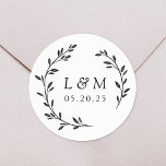 Laurel Wreath Wedding Monogram Ronde Sticker<br><div class="desc">Aangepast ontworpen trouwstickers met moderne rustige,  handgetekende stijl. Ideaal voor het versieren van trouwaankondigingen,  uitnodigingen,  geschenken en nog veel meer!</div>