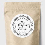 Laurel Wreatt the Perfect Blend Wedding Favor Ronde Sticker<br><div class="desc">Op maat ontworpen ronde bruiloft gunst stickers / labels met "The Perfect Blend" omcirkeld in handgetekende lauwerkrans. Personaliseer met de namen van bruid en bruidegom / paar en trouwdatum voor een vleugje stijl op bruiloft koffiegronden / bonen gunsten en geschenken.</div>