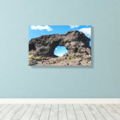 Lava-venster in Dimmuborgir, gebied Myvatn - IJsla Canvas Afdruk (Insitu (Houten vloer))