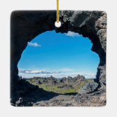 Lava-venster in Dimmuborgir, gebied Myvatn - IJsla Keramisch Ornament (Achterkant)