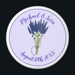 Lavandula Lavender Floral Paars Wedding Favor Magneet<br><div class="desc">Het ontwerp is voorzien van een originele markeerafbeelding van een hoop paarse lavendel, een tuinnietje dat populair is als sierkruid en keukenkruid. Als verse, gedroogde en essentiële olie in de geneeskunde en cosmetica is de meerjarige lavendel (lavandula) bekend om zijn geurig geur. Dit bloemontwerp is ook beschikbaar op andere producten....</div>