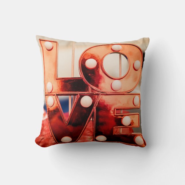 LAVE (Big Red Lettering) Kussen (Voorkant)