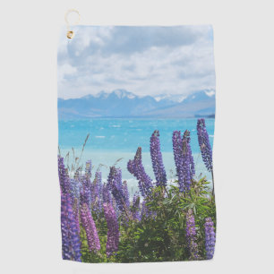 Lavendel aan de oever van het meer golfhanddoek