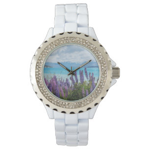 lavendel aan de oever van het meer horloge